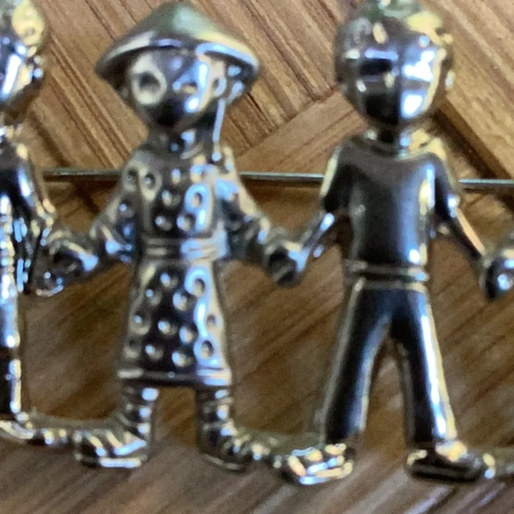 Vintage‎ Premier Silver Children Of The World Holding Hands Peace Love Unity Pin